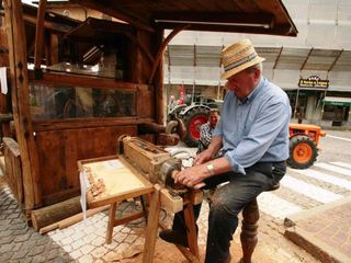 Natale Pellegrino al lavoro con il tornio per realizzare le trottole Natale Pellegrino al lavoro con il tornio per realizzare le trottole