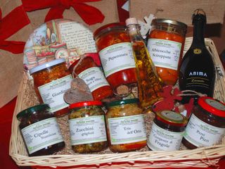 Un cestino di prodotti trasformati