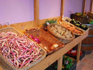 Il banco della verdura fresca in vendita nella sede aziendale