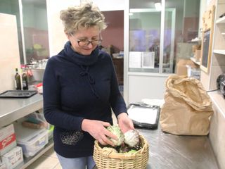 Anna al lavoro con alcune verdure invernali