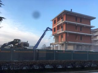 La palazzina ex Farmea, ora in demolizione