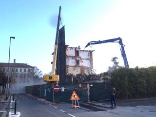 La palazzina ex Farmea, ora in demolizione