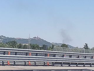 La colonna di fumo vista dall'autostrada Torino-Savona
