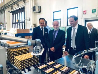 Un'immagine del 2019: l'imprenditore riceve una visita in azienda dall'allora europarlamentare Alberto Cirio Un'immagine del 2019: l'imprenditore riceve una visita in azienda dall'allora europarlamentare Alberto Cirio