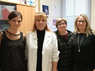 Le mamme Danila (seconda da destra), Sara e Mara con la dott.ssa Alessandra Renieri, responsabile del Dipartimento di Genetica Medica del Policlinico di Siena