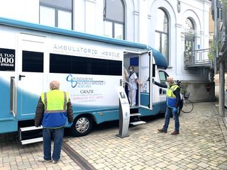 Il presidente della Fondazione Ospedale Bruno Ceretto insieme a sanitari e volontari