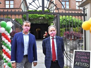 Il sindaco Faccenda col senatore Marco Perosino, presidente dell'Enoteca Regionale del Roero