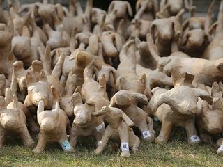 La realizzazione dei cani di cartapesta