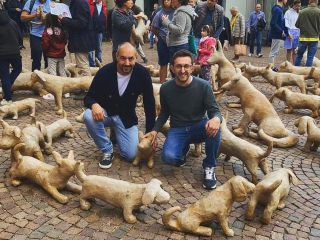 L'invasione dei cani di cartapesta ad Alba