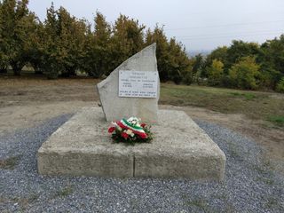 La corona di fiori deposta al cippo in memoria di Ferraretto