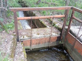 L'acqua che scorre in un canale irriguo