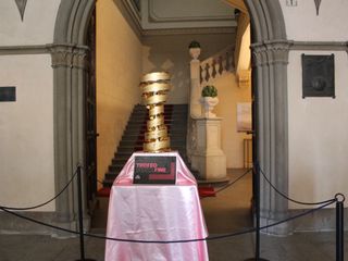 Il trofeo "Senza fine" al suo passaggio nel municipio di Alba