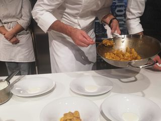 Lo chef Davide Palluda ha preparato una personale rivisitazione di un piatto di agnolotti al plin con ripieno di fagiano arrosto sfumato al Cognac, arricchiti da note di senape e rafano con aggiunta di Crudo di Cuneo