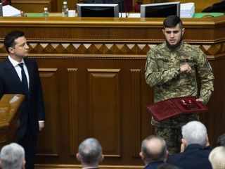 Dmytro Kotsiubailo di Da Vinci riceve il premio Eroe dell’Ucraina 2017 (foto dell’Ufficio del Presidente dell’Ucraina)