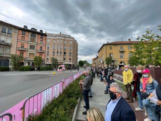 Il passaggio della corsa nel centro di Alba