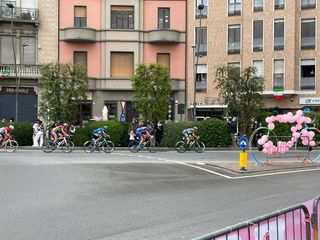Il passaggio della corsa nel centro di Alba