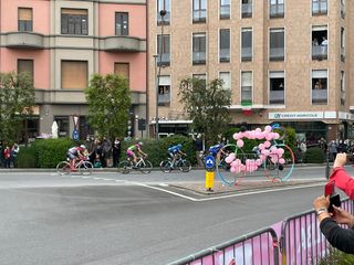 Il passaggio della corsa nel centro di Alba