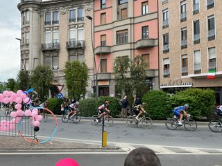 Il passaggio della corsa nel centro di Alba