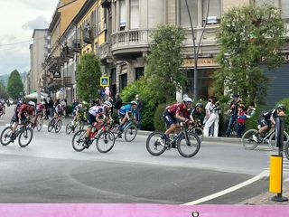 Il passaggio della corsa nel centro di Alba