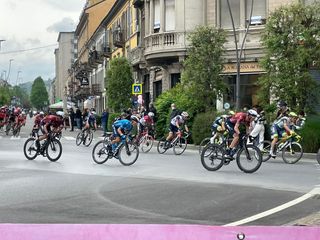 Il passaggio della corsa nel centro di Alba