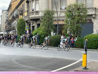 Il passaggio della corsa nel centro di Alba