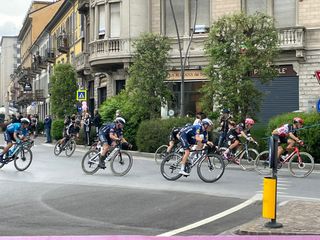 Il passaggio della corsa nel centro di Alba