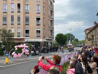Il passaggio della corsa nel centro di Alba