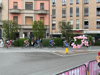 Il passaggio della corsa nel centro di Alba