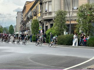 Il passaggio della corsa nel centro di Alba