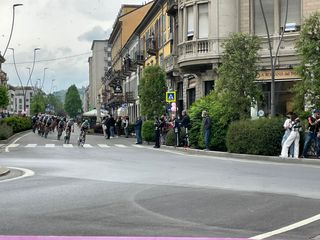 Il passaggio della corsa nel centro di Alba
