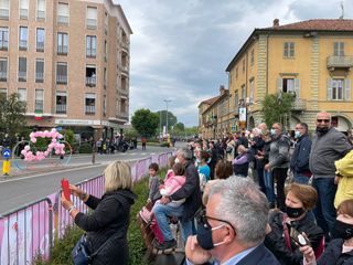 Il passaggio della corsa nel centro di Alba