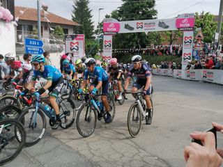 Il passaggio dei corridori al traguardo volante di Guarene