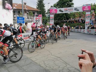Il passaggio dei corridori al traguardo volante di Guarene