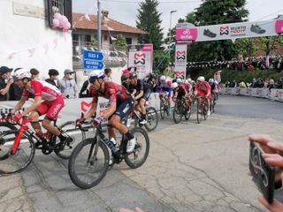 Il passaggio dei corridori al traguardo volante di Guarene