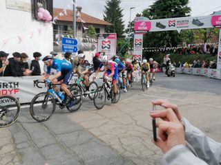Il passaggio dei corridori al traguardo volante di Guarene