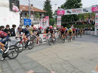 Il passaggio dei corridori al traguardo volante di Guarene