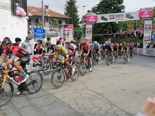 Il passaggio dei corridori al traguardo volante di Guarene