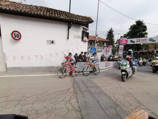 Il passaggio dei corridori al traguardo volante di Guarene