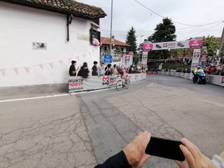 Il passaggio dei corridori al traguardo volante di Guarene