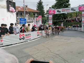 Il passaggio dei corridori al traguardo volante di Guarene