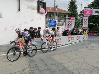 Il passaggio dei corridori al traguardo volante di Guarene
