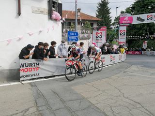 Il passaggio dei corridori al traguardo volante di Guarene