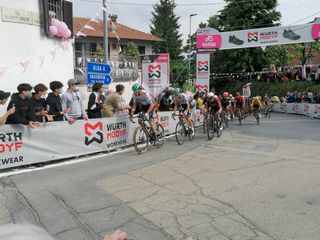 Il passaggio dei corridori al traguardo volante di Guarene
