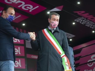 Il sindaco canalese Enrico Faccenda e il governatore piemontese Alberto Cirio (foto Barbara Guazzone)