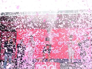 L’arrivo e la premiazione a Canale (foto di Barbara Guazzone)