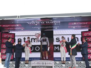 L’arrivo e la premiazione a Canale (foto di Barbara Guazzone)