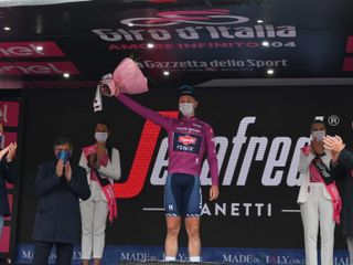 L’arrivo e la premiazione a Canale (foto di Barbara Guazzone)