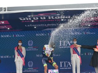 L’arrivo e la premiazione a Canale (foto di Barbara Guazzone)