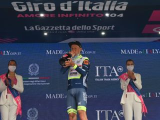 L’arrivo e la premiazione a Canale (foto di Barbara Guazzone)