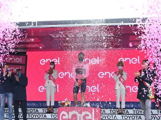 L’arrivo e la premiazione a Canale (foto di Barbara Guazzone)